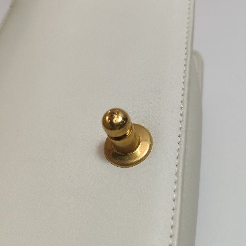 Chanel Leboy季節限定款小號牛皮V紋絎縫方形雙C鎖扣單肩包-12