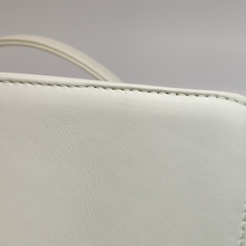 Chanel Leboy季節限定款小號牛皮V紋絎縫方形雙C鎖扣單肩包-17