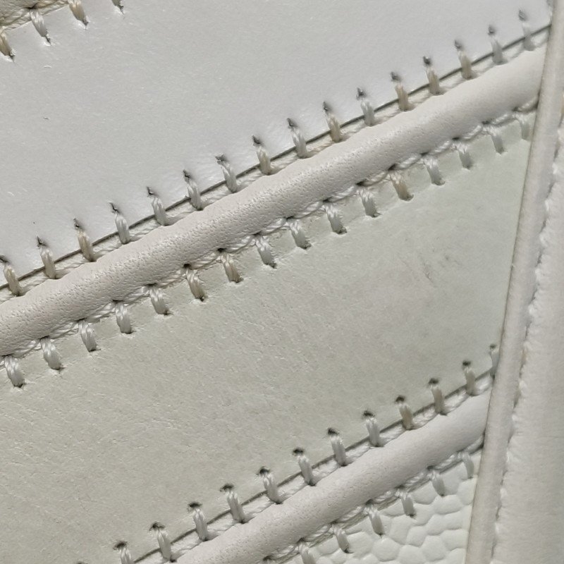 Chanel Leboy季節限定款小號牛皮V紋絎縫方形雙C鎖扣單肩包-20