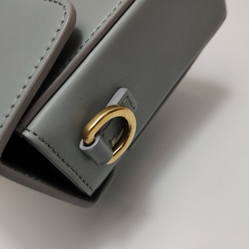 Dior 30 Montaigne蒙田包迷你牛皮純色CD標誌斜挎包單肩包-11