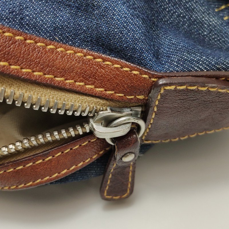 Miu Miu羊皮帆布拼色Logo吊飾拉鏈單肩包-10