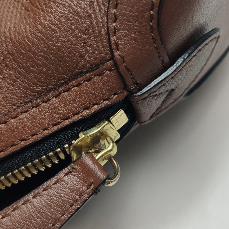 Burberry牛皮純色絎縫拉鏈斜挎包單肩包-17