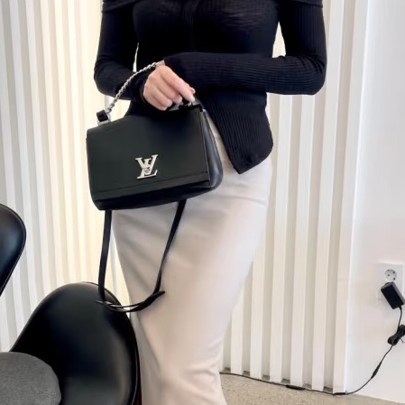 👙👙LV Locke bb黑銀荔枝牛皮-3