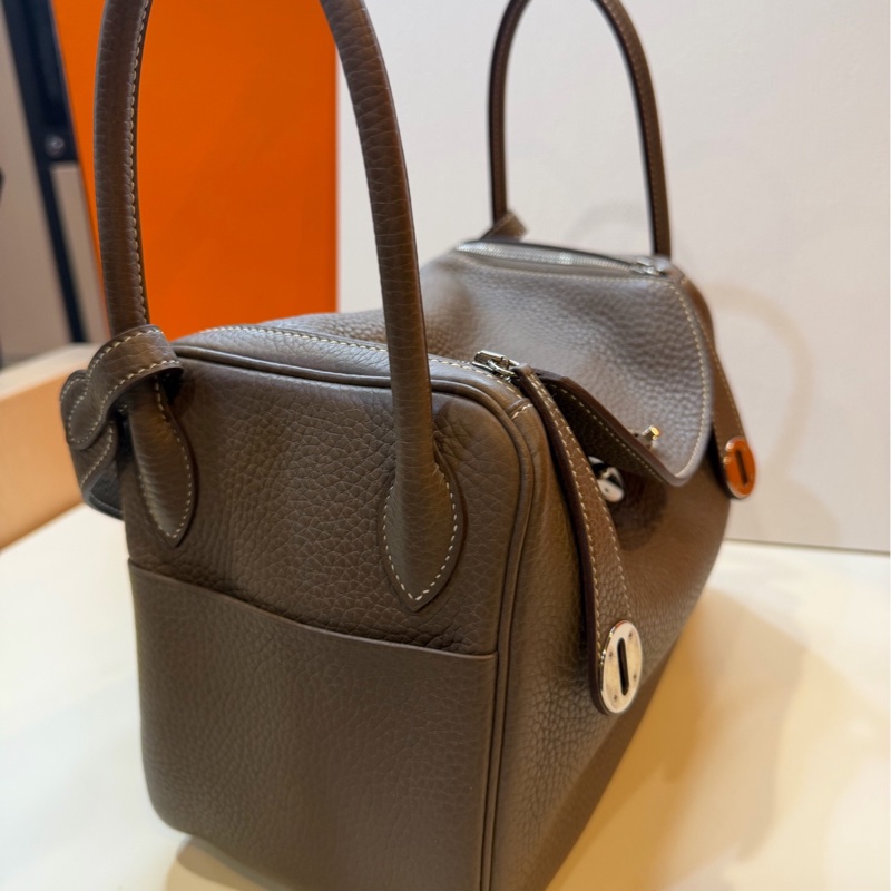 愛馬仕/Hermes 大象灰銀扣 TC皮 lindy26 斜背包 。-2