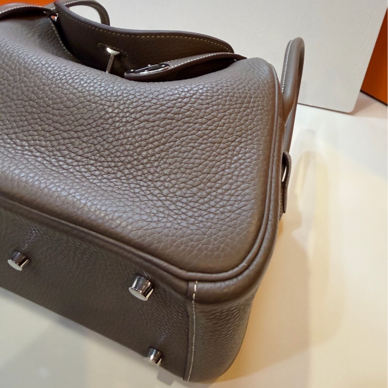 愛馬仕/Hermes 大象灰銀扣 TC皮 lindy26 斜背包 。-4