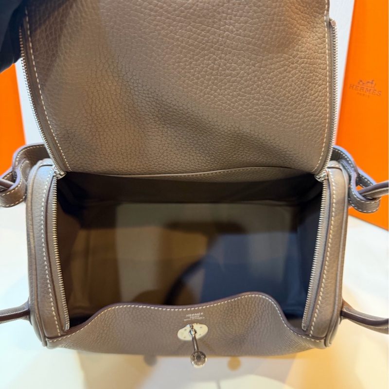 愛馬仕/Hermes 大象灰銀扣 TC皮 lindy26 斜背包 。-8