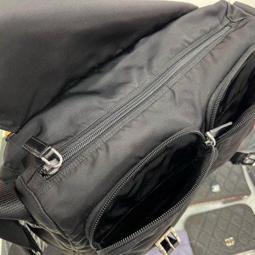 東區正精品㊣PRADA BT1738 黑色尼龍銀三角雙拉鍊口袋郵差包斜背包 RZ6330-3