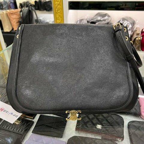 東區正精品㊣CELINE 123632T88 SOFT TRIOMPHE BESACE 黑色全皮金扣吸扣斜背包 RZ6331
