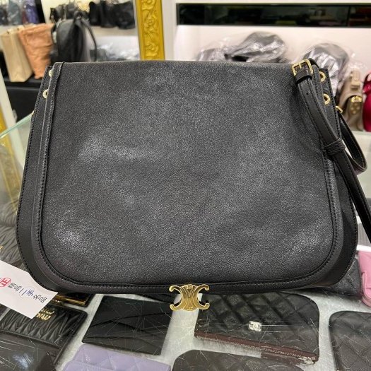東區正精品㊣CELINE 123632T88 SOFT TRIOMPHE BESACE 黑色全皮金扣吸扣斜背包 RZ6331-0