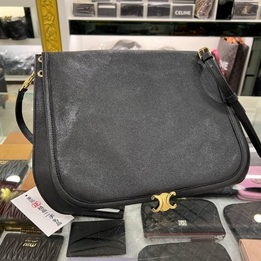 東區正精品㊣CELINE 123632T88 SOFT TRIOMPHE BESACE 黑色全皮金扣吸扣斜背包 RZ6331-1