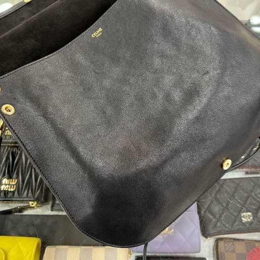 東區正精品㊣CELINE 123632T88 SOFT TRIOMPHE BESACE 黑色全皮金扣吸扣斜背包 RZ6331-3