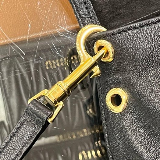 東區正精品㊣CELINE 123632T88 SOFT TRIOMPHE BESACE 黑色全皮金扣吸扣斜背包 RZ6331-7