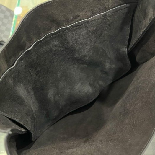 東區正精品㊣CELINE 123632T88 SOFT TRIOMPHE BESACE 黑色全皮金扣吸扣斜背包 RZ6331-11