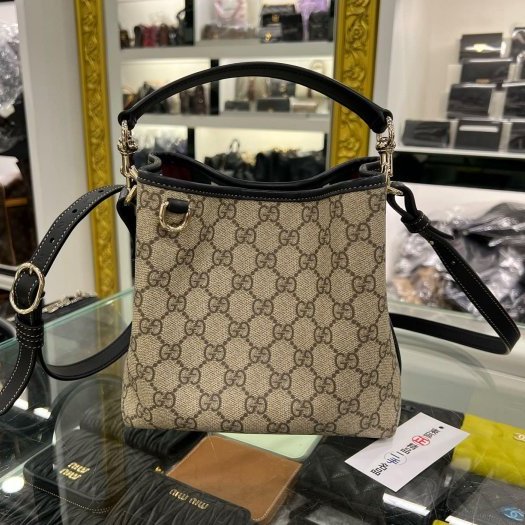 東區正精品㊣GUCCI 815118 近全新黑色皮革磁吸釦手把水桶斜背手提兩用包小款 RZ6331 EMBLEM MINI BUCKET BAG-0