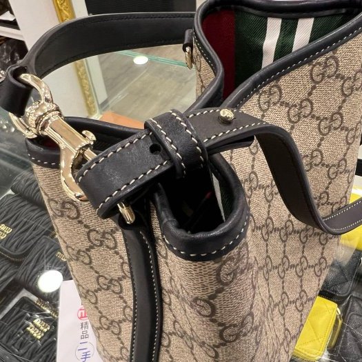 東區正精品㊣GUCCI 815118 近全新黑色皮革磁吸釦手把水桶斜背手提兩用包小款 RZ6331 EMBLEM MINI BUCKET BAG-2