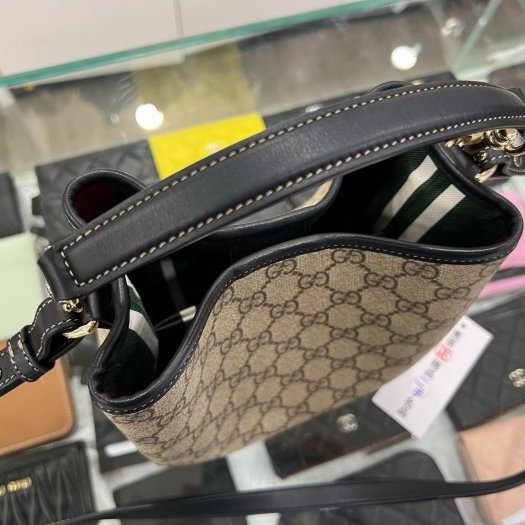 東區正精品㊣GUCCI 815118 近全新黑色皮革磁吸釦手把水桶斜背手提兩用包小款 RZ6331 EMBLEM MINI BUCKET BAG-3