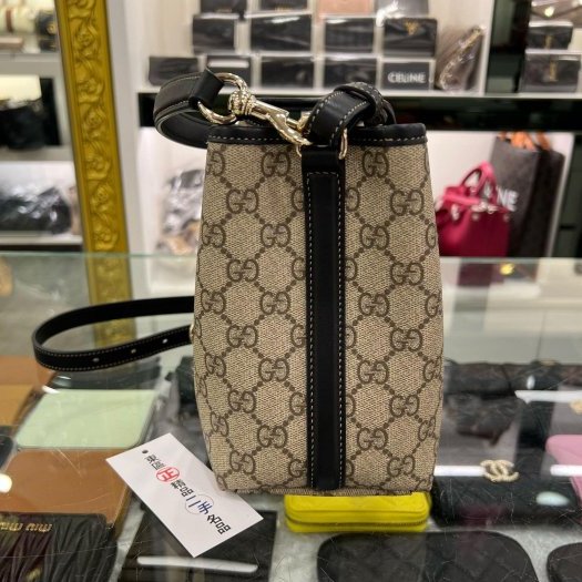 東區正精品㊣GUCCI 815118 近全新黑色皮革磁吸釦手把水桶斜背手提兩用包小款 RZ6331 EMBLEM MINI BUCKET BAG-4