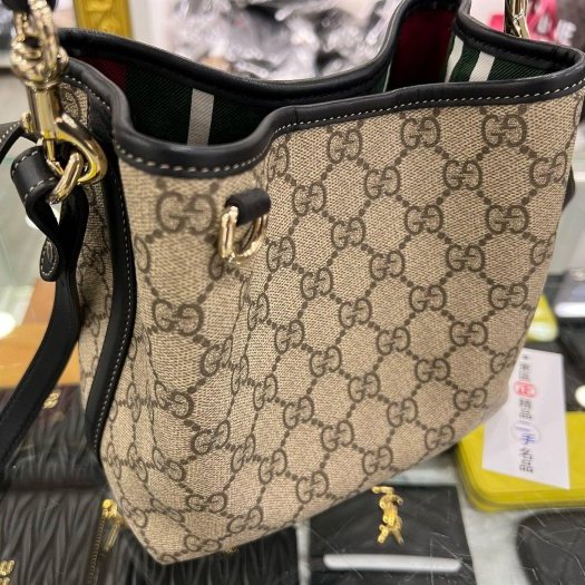 東區正精品㊣GUCCI 815118 近全新黑色皮革磁吸釦手把水桶斜背手提兩用包小款 RZ6331 EMBLEM MINI BUCKET BAG-5