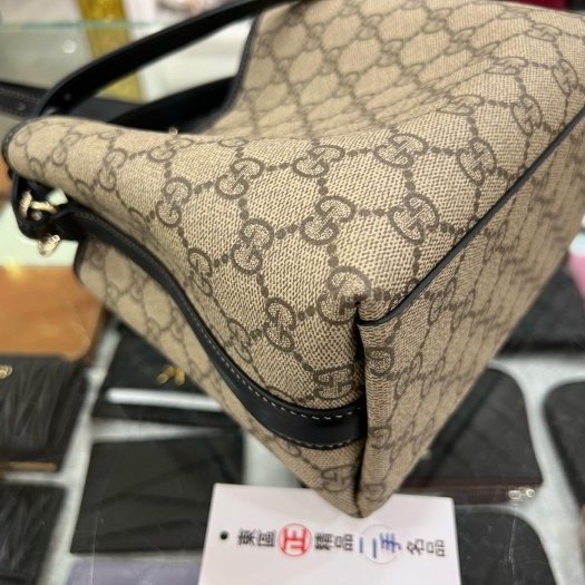 東區正精品㊣GUCCI 815118 近全新黑色皮革磁吸釦手把水桶斜背手提兩用包小款 RZ6331 EMBLEM MINI BUCKET BAG-7