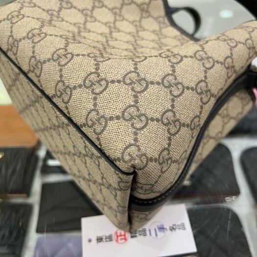 東區正精品㊣GUCCI 815118 近全新黑色皮革磁吸釦手把水桶斜背手提兩用包小款 RZ6331 EMBLEM MINI BUCKET BAG-8