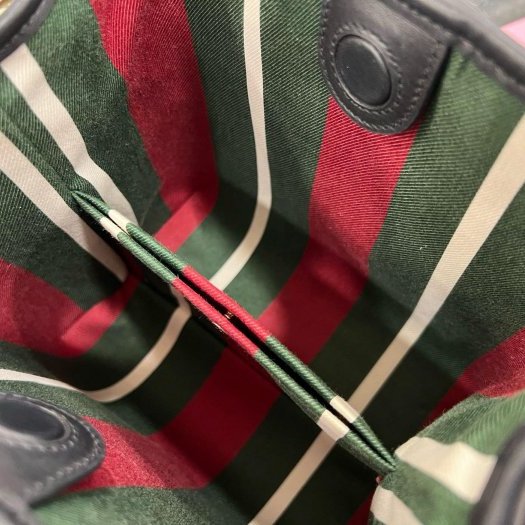 東區正精品㊣GUCCI 815118 近全新黑色皮革磁吸釦手把水桶斜背手提兩用包小款 RZ6331 EMBLEM MINI BUCKET BAG-9