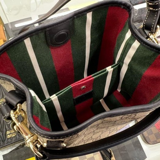 東區正精品㊣GUCCI 815118 近全新黑色皮革磁吸釦手把水桶斜背手提兩用包小款 RZ6331 EMBLEM MINI BUCKET BAG-11