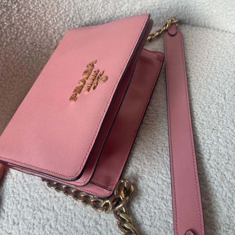 Prada普拉達 粉色金鍊鏈條包 Saffiano牛皮 小號尺寸 20*14*7cm 金色链条肩带-2