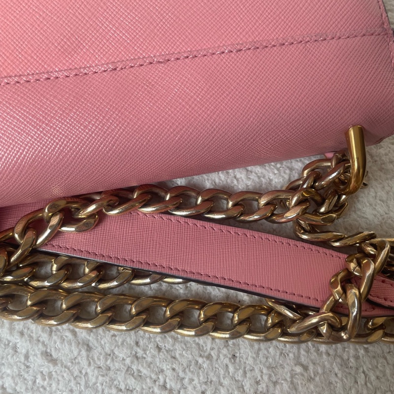 Prada普拉達 粉色金鍊鏈條包 Saffiano牛皮 小號尺寸 20*14*7cm 金色链条肩带-5