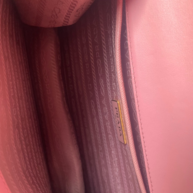 Prada普拉達 粉色金鍊鏈條包 Saffiano牛皮 小號尺寸 20*14*7cm 金色链条肩带-7