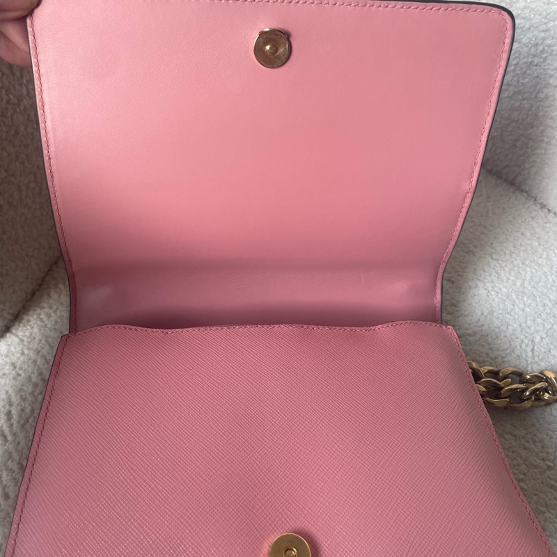 Prada普拉達 粉色金鍊鏈條包 Saffiano牛皮 小號尺寸 20*14*7cm 金色链条肩带-9