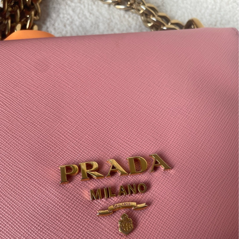 Prada普拉達 粉色金鍊鏈條包 Saffiano牛皮 小號尺寸 20*14*7cm 金色链条肩带-10