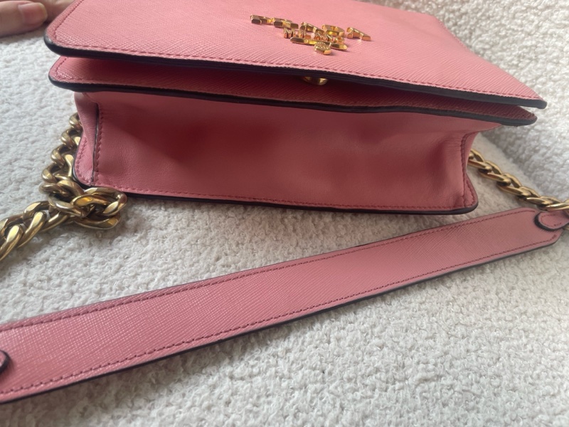 Prada普拉達 粉色金鍊鏈條包 Saffiano牛皮 小號尺寸 20*14*7cm 金色链条肩带-11