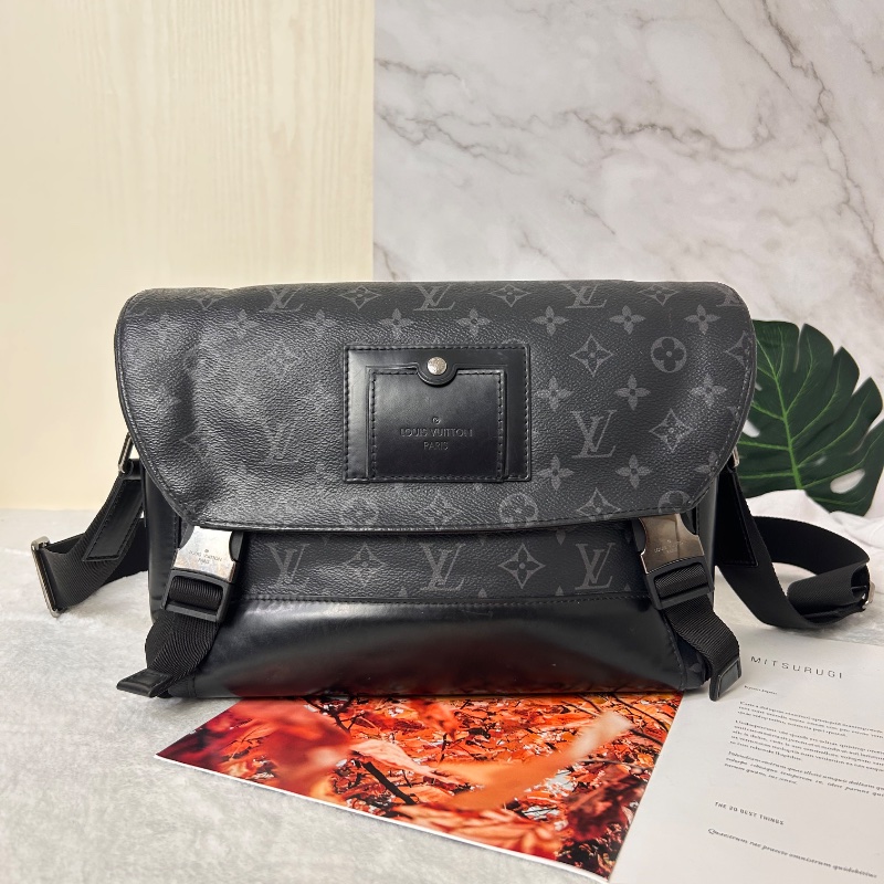 LV 黑武士 voyager 經典老花塗層 郵差包 小號-0