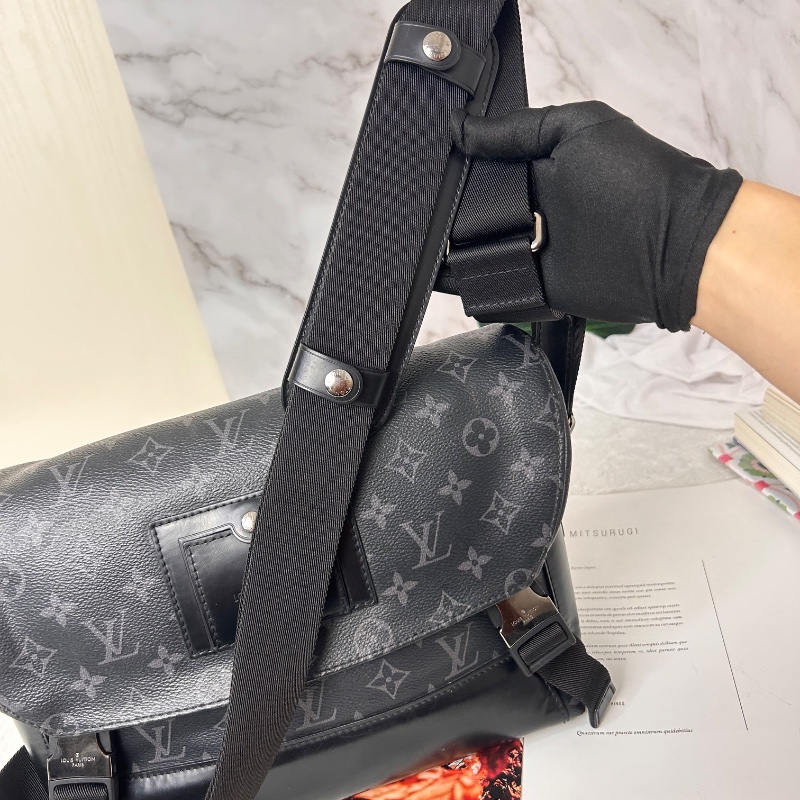 LV 黑武士 voyager 經典老花塗層 郵差包 小號-16