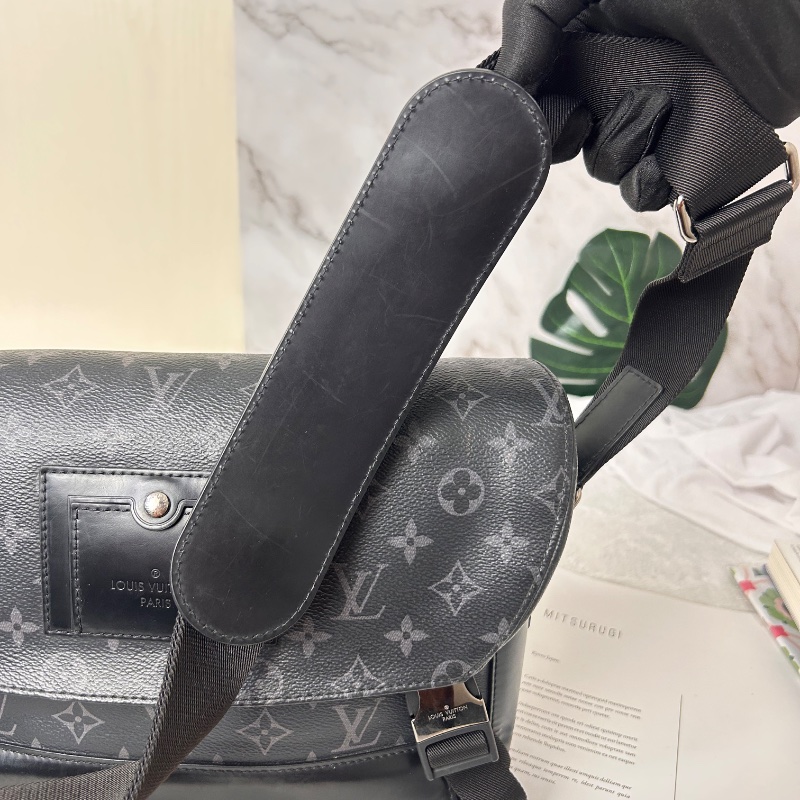 LV 黑武士 voyager 經典老花塗層 郵差包 小號-17