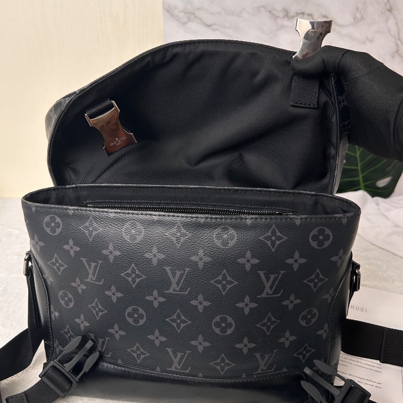 LV 黑武士 voyager 經典老花塗層 郵差包 小號-21