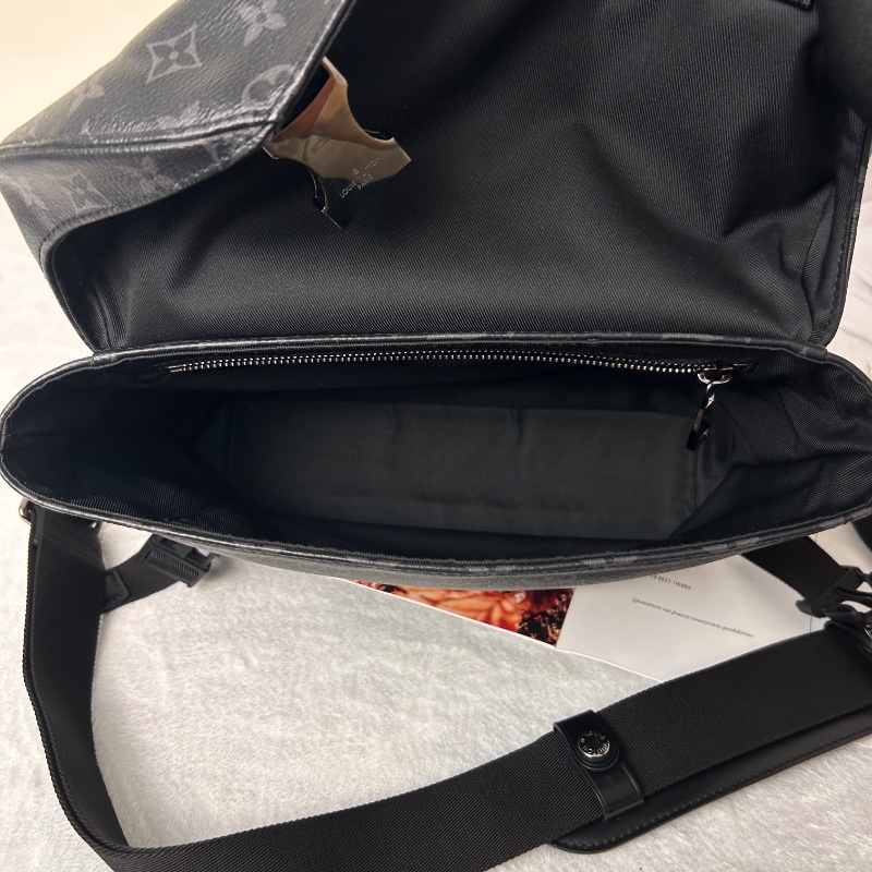 LV 黑武士 voyager 經典老花塗層 郵差包 小號-22