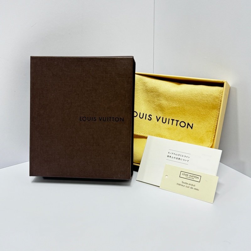 【全新品🎁】 LV Monogram 複雜重工藝多夾層 經典老花短夾 (專櫃28,000)-1