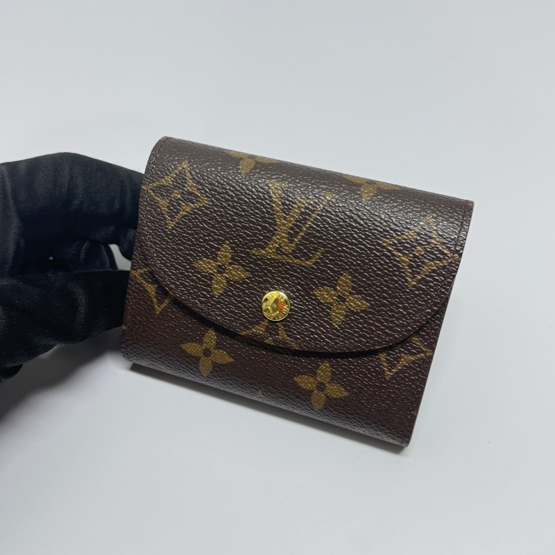 【全新品🎁】 LV Monogram 複雜重工藝多夾層 經典老花短夾 (專櫃28,000)-4