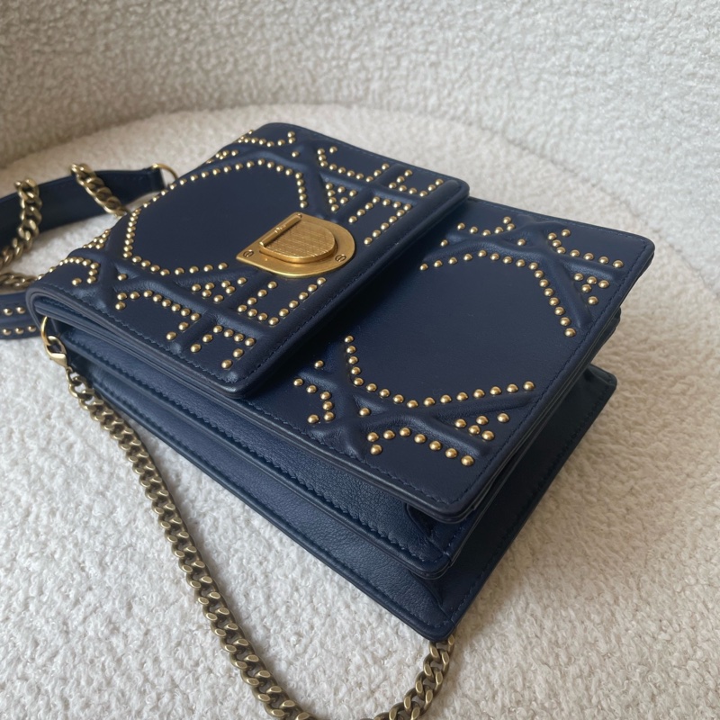 99新Dior迪奧 diorama小號竪版深藍色鉚釘盾牌包 相機包 尺寸16×11×9cm-2