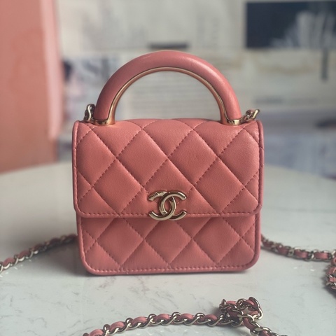 98新Chanel 22A粉色羊皮金扣手柄款風琴小斜挎包 芯片款 尺寸12*5*10