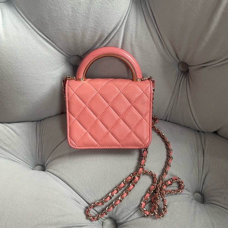 98新Chanel 22A粉色羊皮金扣手柄款風琴小斜挎包 芯片款 尺寸12*5*10-1