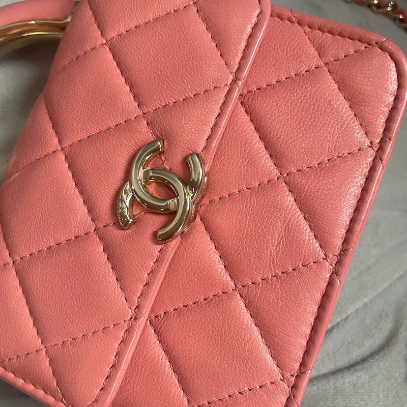 98新Chanel 22A粉色羊皮金扣手柄款風琴小斜挎包 芯片款 尺寸12*5*10-3