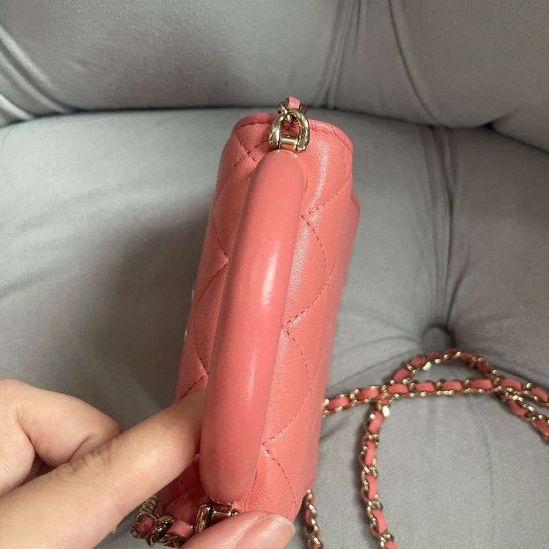 98新Chanel 22A粉色羊皮金扣手柄款風琴小斜挎包 芯片款 尺寸12*5*10-6