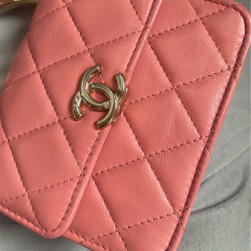 98新Chanel 22A粉色羊皮金扣手柄款風琴小斜挎包 芯片款 尺寸12*5*10-9