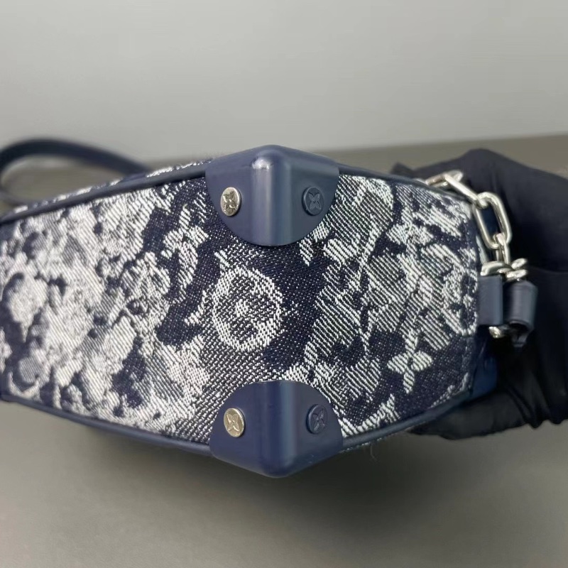 LV Soft Trunk限量秀款 浮雕刺繡牛仔丹寧軟盒子 牛仔藍配色18*12*7.5 98新配件塵袋-6