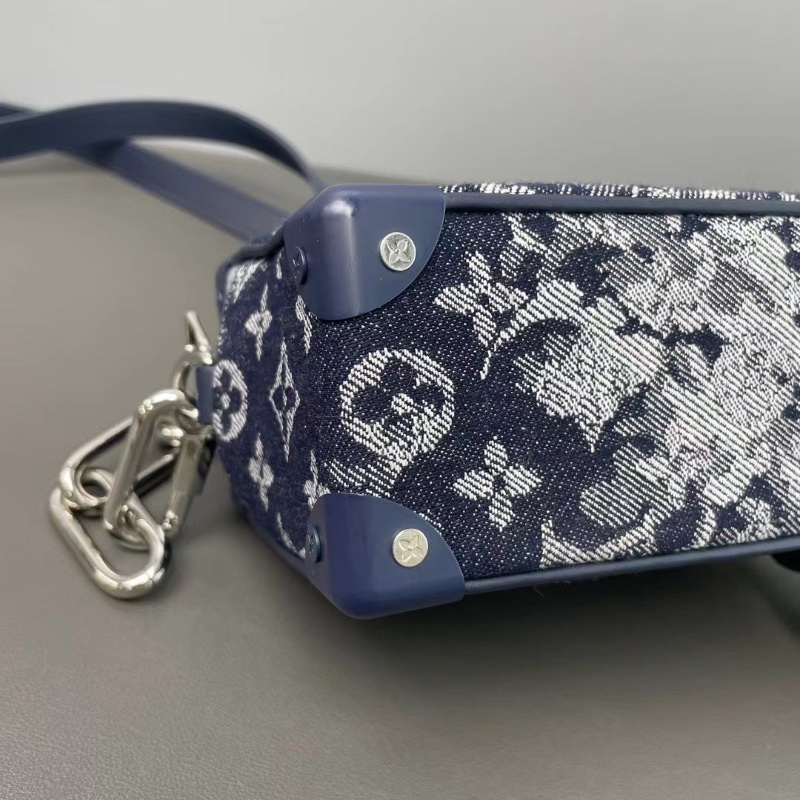 LV Soft Trunk限量秀款 浮雕刺繡牛仔丹寧軟盒子 牛仔藍配色18*12*7.5 98新配件塵袋-7