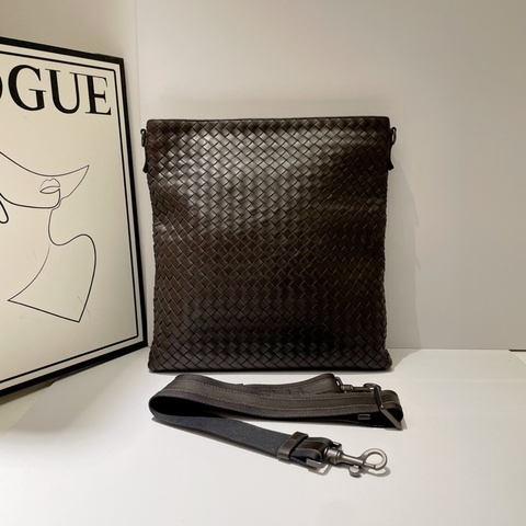 BV葆蝶家 經典編織男士斜挎包  咖啡色 尺寸：31*33