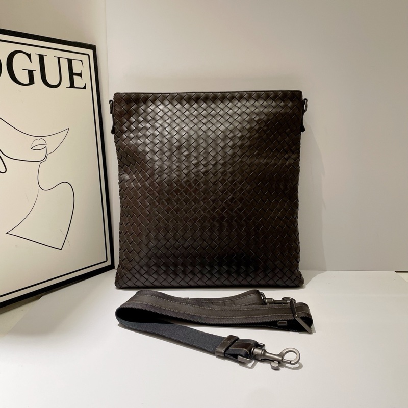 BV葆蝶家 經典編織男士斜挎包 咖啡色 尺寸:31*33-0