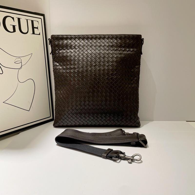 BV葆蝶家 經典編織男士斜挎包 咖啡色 尺寸:31*33-1